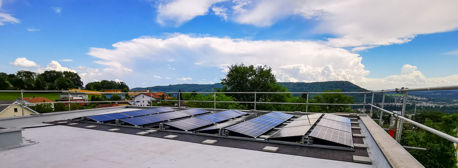 Photovoltaik: Module einer Photovoltaikanlage auf einem Dach im Kanton Aargau.